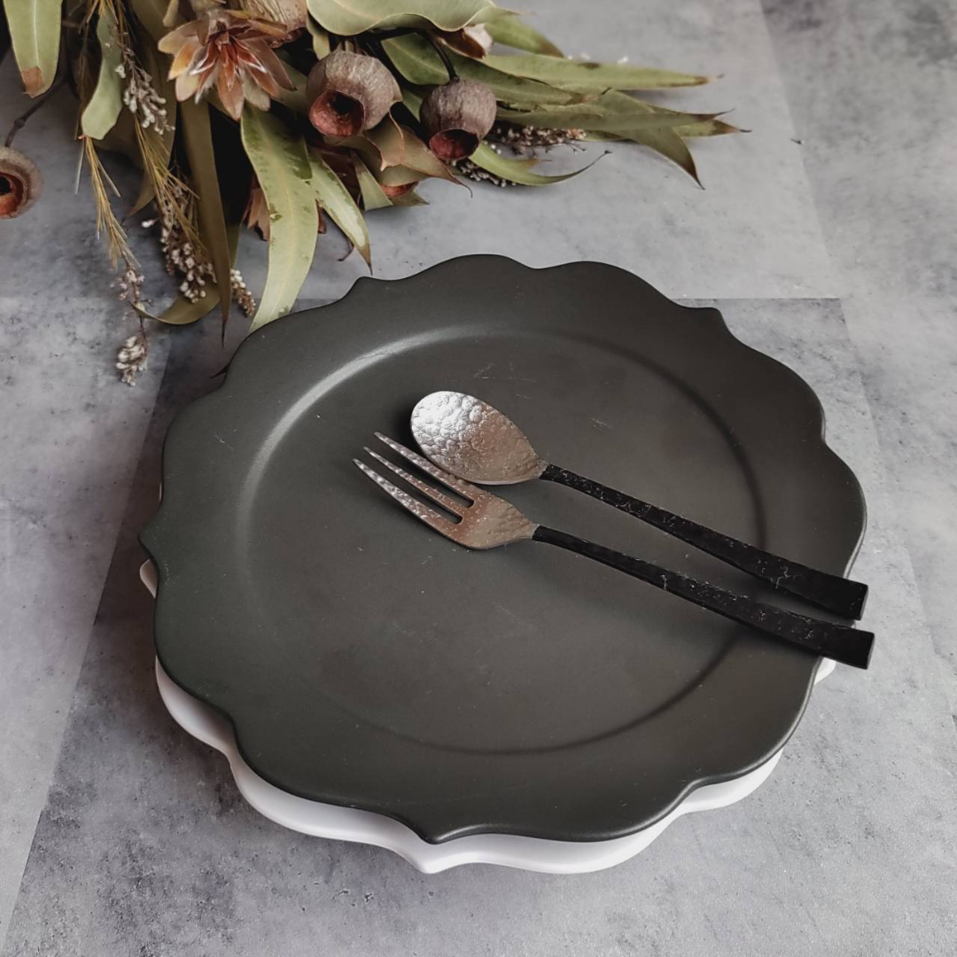 美濃焼 / 桔梗皿 19cm / マットブラック – おしゃれな食器専門店