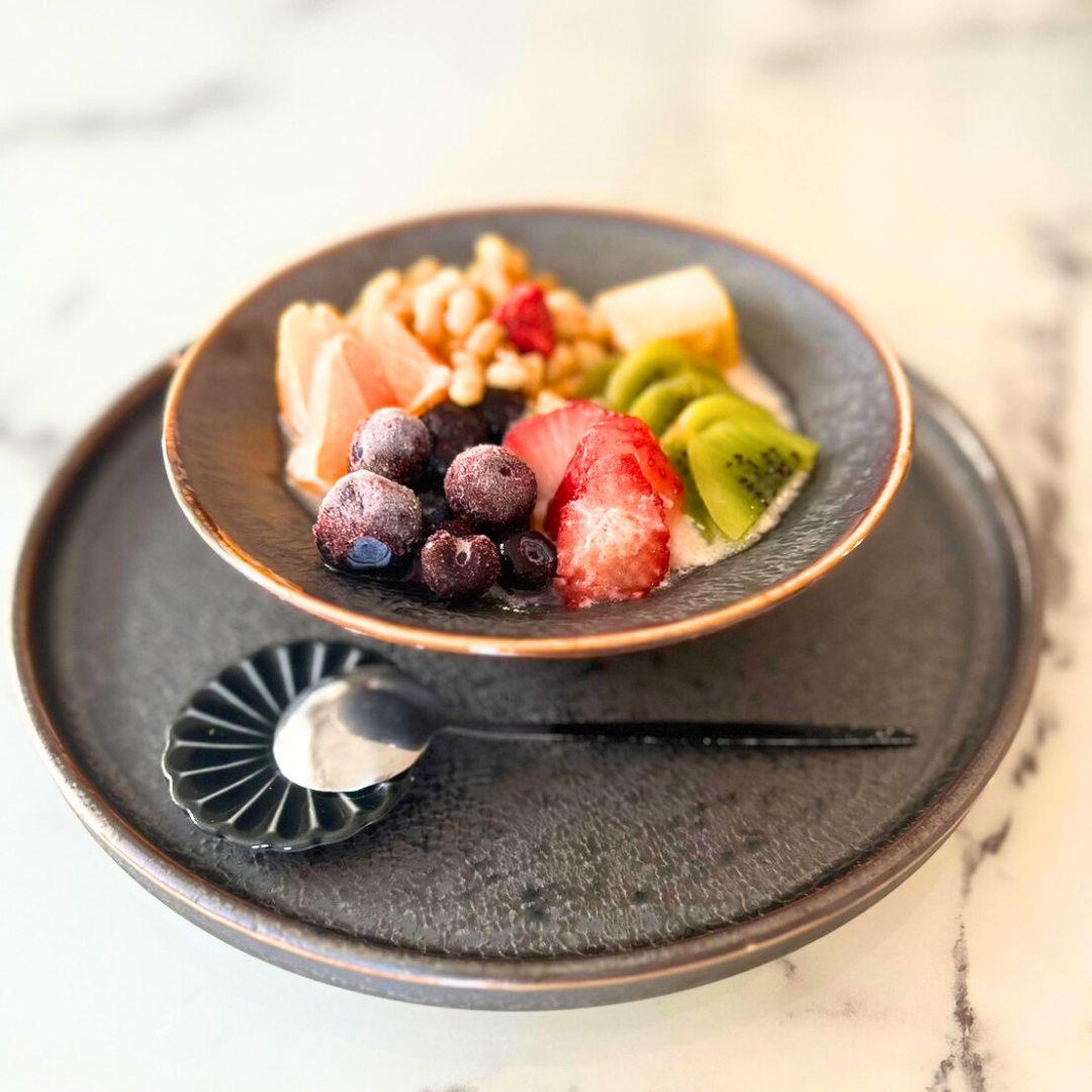 美濃焼リムボウル(S)KUJAKU – おしゃれな食器専門店『SYOKKIDANA』