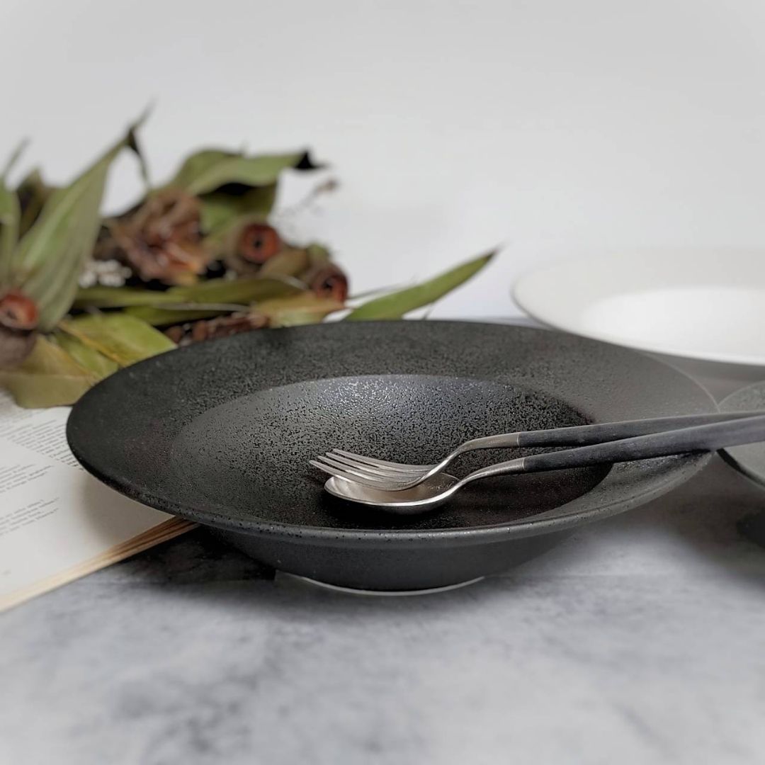 LouBoutin様　新品　陶器　陶芸作家　黒のオーバルリムBOWL5個 y 美濃焼リムボウル（L）黒結晶 – おしゃれな食器専門店『SYOKKIDANA』