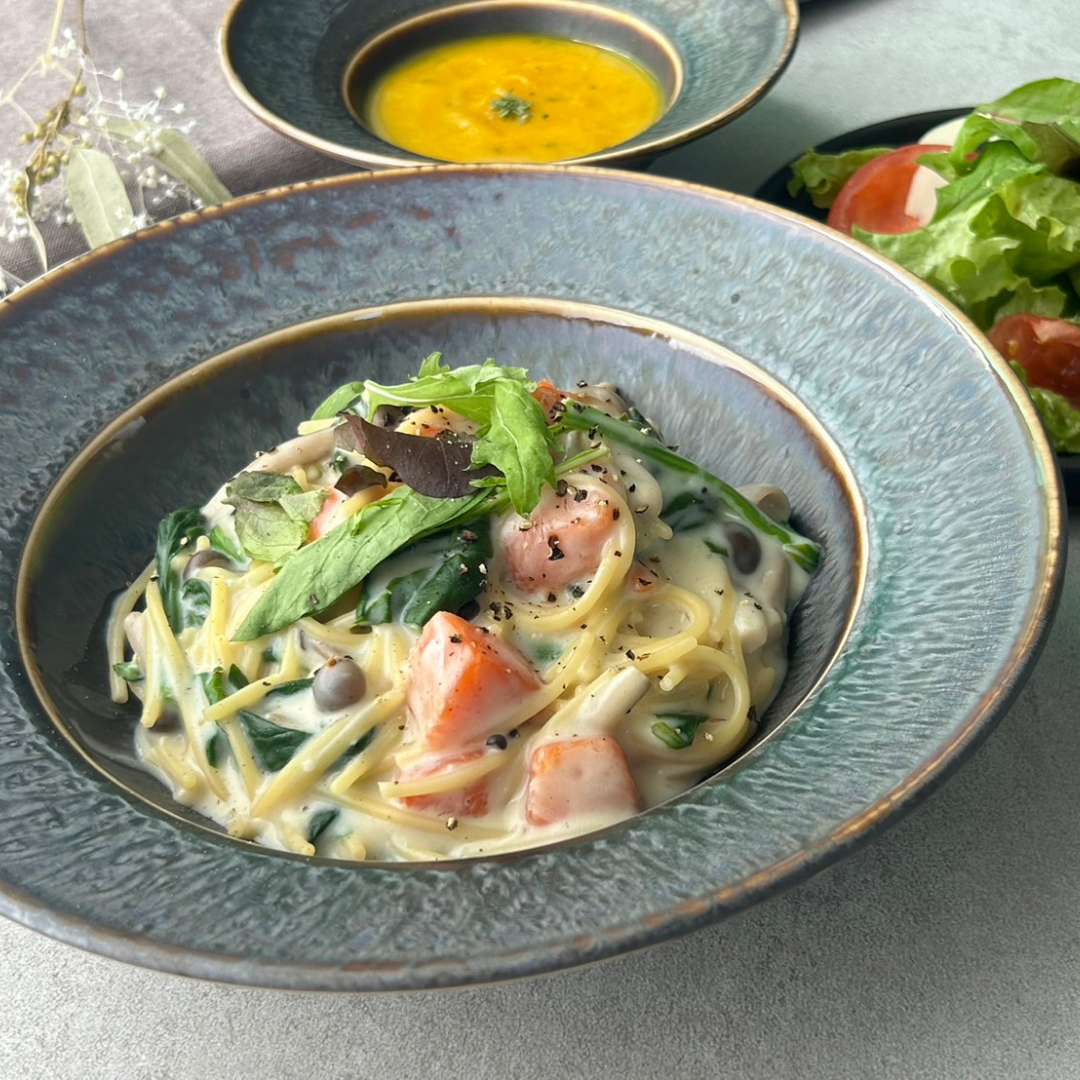 料理を盛りつけても、
なんとなく寂しく見えることがある