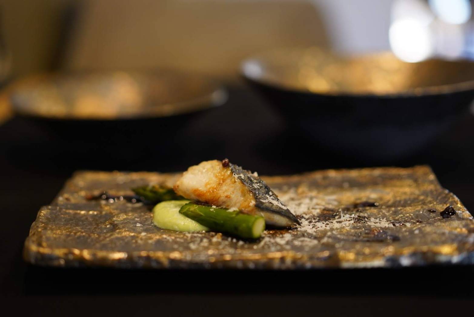 美濃焼 NOBLE GOLD / ソギ彫り角皿 24cm – おしゃれな食器専門店