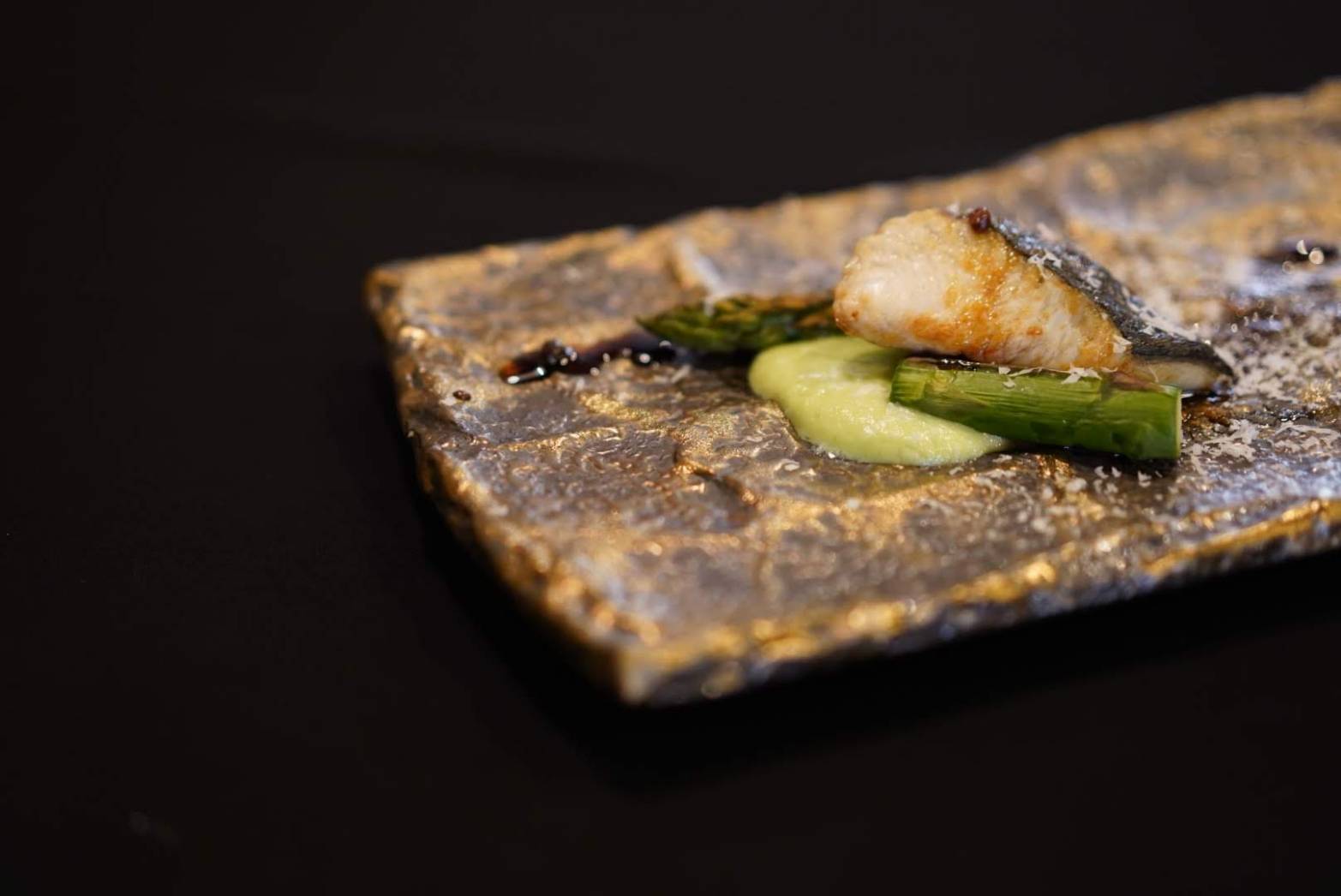 美濃焼NOBLE GOLDソギ彫り角皿 – おしゃれな食器専門店『SYOKKIDANA』