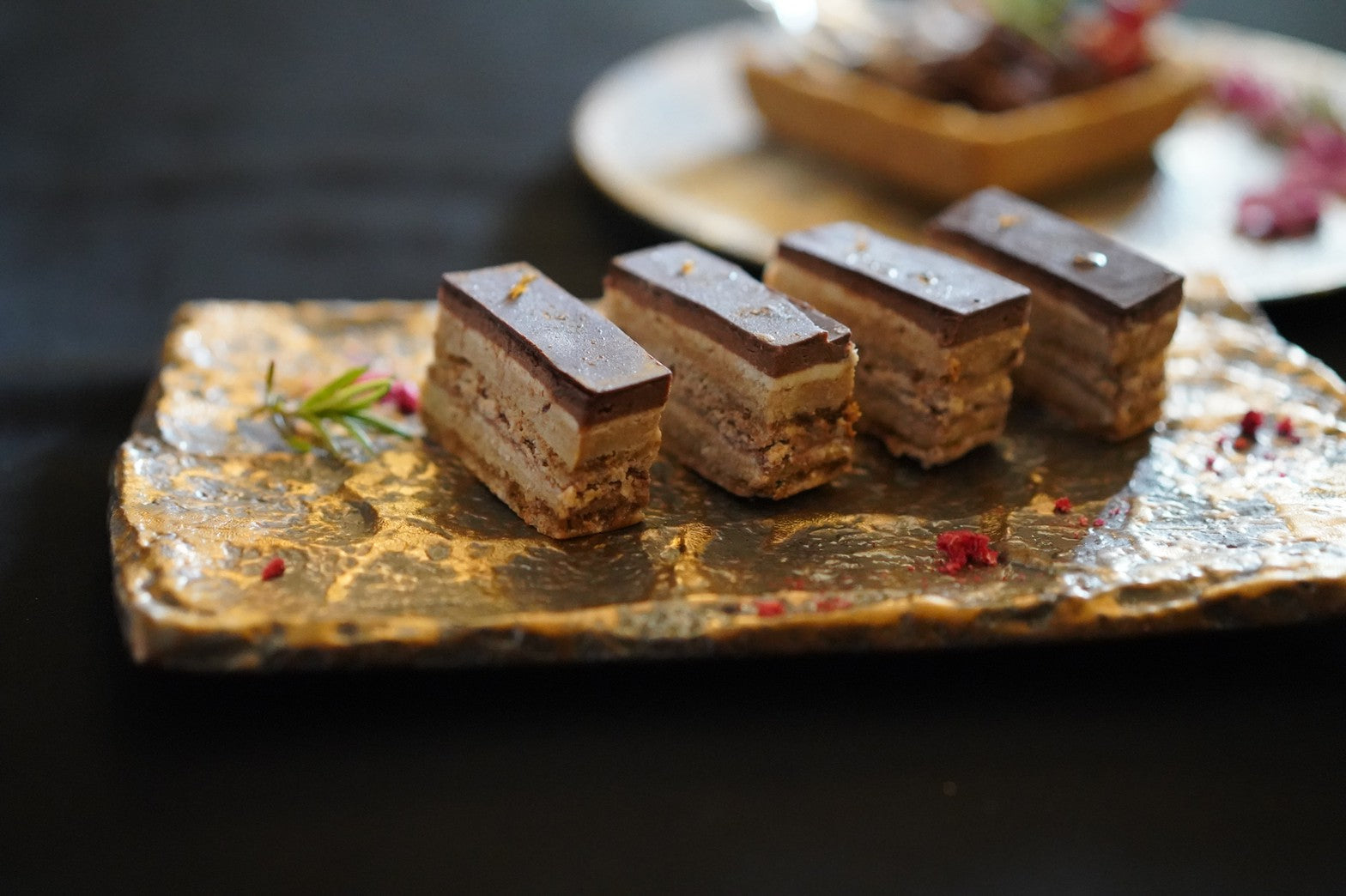 美濃焼 NOBLE GOLD / ソギ彫り角皿 24cm – おしゃれな食器専門店